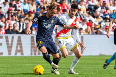 Madrid, İspanya - 18 Şubat 2024: Rayo Vallecano ve Real Madrid arasındaki lig maçı başkentte oynandı. Maç sırasında Luka Modric. Madrid Derbisi. Profesyonel futbolcular.