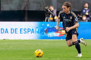 Madrid, İspanya - 18 Şubat 2024: Rayo Vallecano ve Real Madrid arasındaki lig maçı başkentte oynandı. Maç sırasında Luka Modric. Madrid Derbisi. Profesyonel futbolcular.