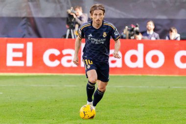 Madrid, İspanya - 18 Şubat 2024: Rayo Vallecano ve Real Madrid arasındaki lig maçı başkentte oynandı. Maç sırasında Luka Modric. Madrid Derbisi. Profesyonel futbolcular.
