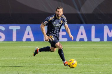 Madrid, İspanya - 18 Şubat 2024: Rayo Vallecano ve Real Madrid arasındaki lig maçı başkentte oynandı. Maç sırasında Nacho. Madrid Derbisi. Profesyonel futbolcular.