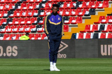 Madrid, İspanya - 18 Şubat 2024: Rayo Vallecano ve Real Madrid arasındaki lig maçı başkentte oynandı. Maç sırasında Tchoumani. Madrid Derbisi. Profesyonel futbolcular.