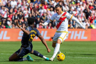 Madrid, İspanya - 18 Şubat 2024: Rayo Vallecano ve Real Madrid arasındaki lig maçı başkentte oynandı. Maç sırasında Tchoumani. Madrid Derbisi. Profesyonel futbolcular.