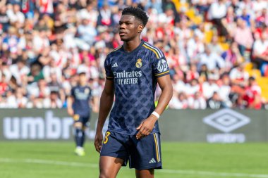 Madrid, İspanya - 18 Şubat 2024: Rayo Vallecano ve Real Madrid arasındaki lig maçı başkentte oynandı. Maç sırasında Tchoumani. Madrid Derbisi. Profesyonel futbolcular.