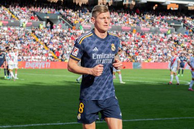 Madrid, İspanya - 18 Şubat 2024: Rayo Vallecano ve Real Madrid arasındaki lig maçı başkentte oynandı. Maç sırasında Toni Kroos. Madrid Derbisi. Profesyonel futbolcular.
