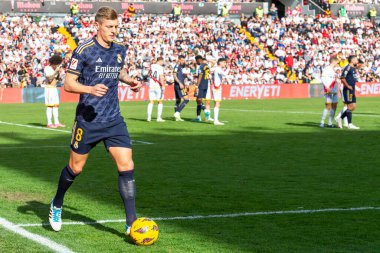 Madrid, İspanya - 18 Şubat 2024: Rayo Vallecano ve Real Madrid arasındaki lig maçı başkentte oynandı. Maç sırasında Toni Kroos. Madrid Derbisi. Profesyonel futbolcular.