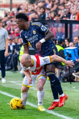 Madrid, İspanya - 18 Şubat 2024: Rayo Vallecano ve Real Madrid arasındaki lig maçı başkentte oynandı. Maç sırasında Vinicius. Madrid Derbisi. Profesyonel futbolcular.