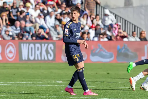 Madrid, İspanya - 18 Şubat 2024: Rayo Vallecano ve Real Madrid arasındaki lig maçı başkentte oynandı. Maç sırasında Burn Güler. Madrid Derbisi. Profesyonel futbolcular.