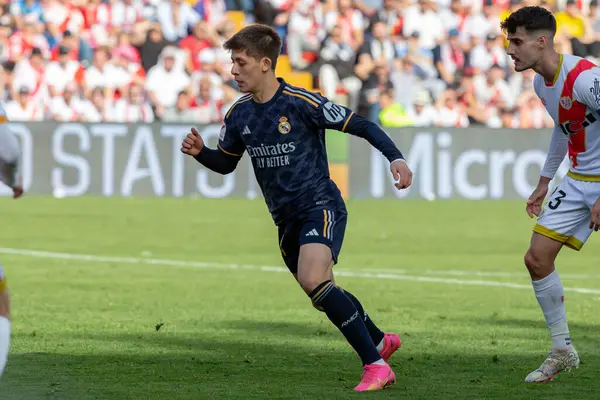 Madrid, İspanya - 18 Şubat 2024: Rayo Vallecano ve Real Madrid arasındaki lig maçı başkentte oynandı. Maç sırasında Burn Güler. Madrid Derbisi. Profesyonel futbolcular.
