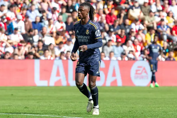 Madrid, İspanya - 18 Şubat 2024: Rayo Vallecano ve Real Madrid arasındaki lig maçı başkentte oynandı. Maç sırasında Camavinga. Madrid Derbisi. Profesyonel futbolcular.