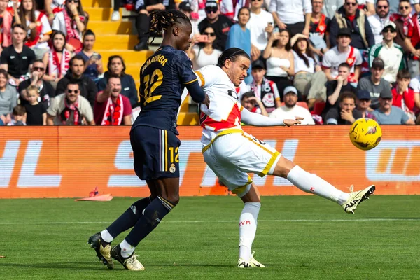 Madrid, İspanya - 18 Şubat 2024: Rayo Vallecano ve Real Madrid arasındaki lig maçı başkentte oynandı. Maç sırasında Camavinga. Madrid Derbisi. Profesyonel futbolcular.