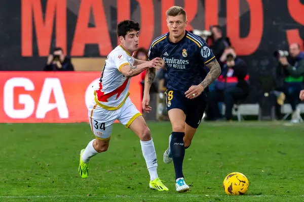 Madrid, İspanya - 18 Şubat 2024: Rayo Vallecano ve Real Madrid arasındaki lig maçı başkentte oynandı. Maç sırasında Toni Kroos. Madrid Derbisi. Profesyonel futbolcular.