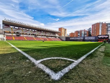 Madrid, İspanya... 18 Şubat 2024: Rayo Vallecano taraftarları futbol stadyumları yıkılmasın diye savaşıyor. Rayo Vallecano güvenlik eksikliği nedeniyle futbol stadyumunu değiştirmek zorunda kaldı..