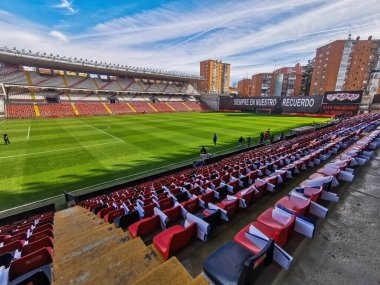 Madrid, İspanya... 18 Şubat 2024: Rayo Vallecano taraftarları futbol stadyumları yıkılmasın diye savaşıyor. Rayo Vallecano güvenlik eksikliği nedeniyle futbol stadyumunu değiştirmek zorunda kaldı..