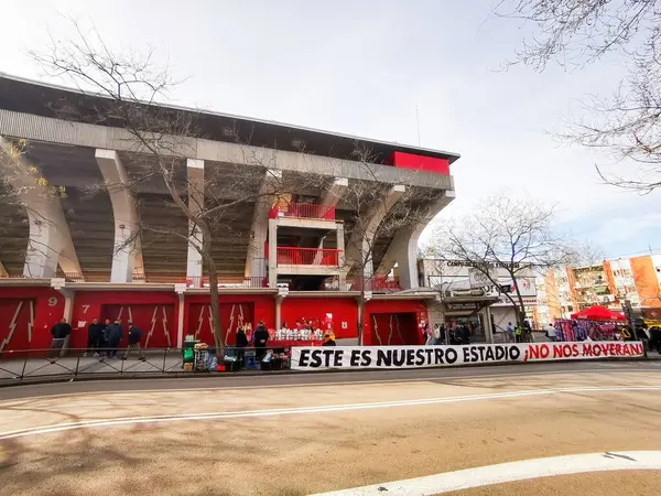 Madrid, İspanya... 18 Şubat 2024: Rayo Vallecano taraftarları futbol stadyumları yıkılmasın diye savaşıyor. Rayo Vallecano güvenlik eksikliği nedeniyle futbol stadyumunu değiştirmek zorunda kaldı..
