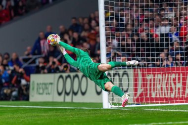 Madrid, İspanya - 13 Mart 2024: Atletico Madrid Şampiyonlar Ligi çeyrek finaline yükseldi. Atletico de Madrid oyuncularının kutlaması. Diego Pablo Simeone zaferi kutluyor.