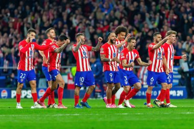 Madrid, İspanya - 13 Mart 2024: Atletico Madrid Şampiyonlar Ligi çeyrek finaline yükseldi. Atletico de Madrid oyuncularının kutlaması. Diego Pablo Simeone zaferi kutluyor.