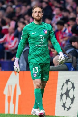 Madrid, İspanya - 13 Mart 2024: Atletico Madrid Şampiyonlar Ligi çeyrek finaline yükseldi. Atletico de Madrid oyuncularının kutlaması. Diego Pablo Simeone zaferi kutluyor.