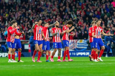Madrid, İspanya - 13 Mart 2024: Atletico Madrid Şampiyonlar Ligi çeyrek finaline yükseldi. Atletico de Madrid oyuncularının kutlaması. Diego Pablo Simeone zaferi kutluyor.
