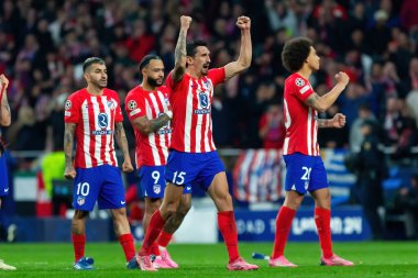 Madrid, İspanya - 13 Mart 2024: Atletico Madrid Şampiyonlar Ligi çeyrek finaline yükseldi. Atletico de Madrid oyuncularının kutlaması. Diego Pablo Simeone zaferi kutluyor.