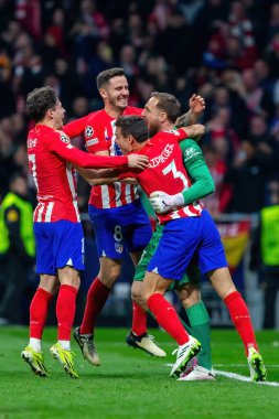 Madrid, İspanya - 13 Mart 2024: Atletico Madrid Şampiyonlar Ligi çeyrek finaline yükseldi. Atletico de Madrid oyuncularının kutlaması. Diego Pablo Simeone zaferi kutluyor.