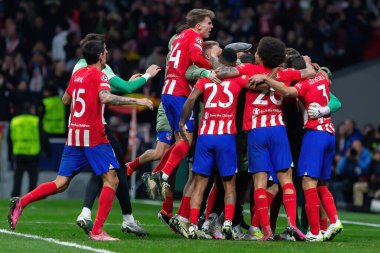 Madrid, İspanya - 13 Mart 2024: Atletico Madrid Şampiyonlar Ligi çeyrek finaline yükseldi. Atletico de Madrid oyuncularının kutlaması. Diego Pablo Simeone zaferi kutluyor.