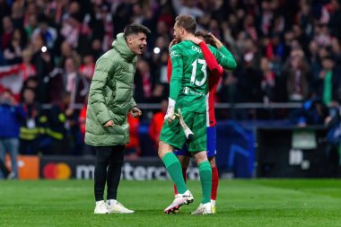 Madrid, İspanya - 13 Mart 2024: Atletico Madrid Şampiyonlar Ligi çeyrek finaline yükseldi. Atletico de Madrid oyuncularının kutlaması. Diego Pablo Simeone zaferi kutluyor.