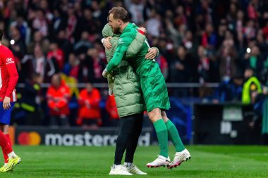 Madrid, İspanya - 13 Mart 2024: Atletico Madrid Şampiyonlar Ligi çeyrek finaline yükseldi. Atletico de Madrid oyuncularının kutlaması. Diego Pablo Simeone zaferi kutluyor.