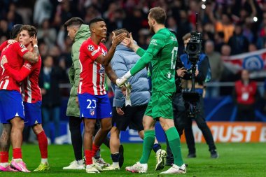 Madrid, İspanya - 13 Mart 2024: Atletico Madrid Şampiyonlar Ligi çeyrek finaline yükseldi. Atletico de Madrid oyuncularının kutlaması. Diego Pablo Simeone zaferi kutluyor.