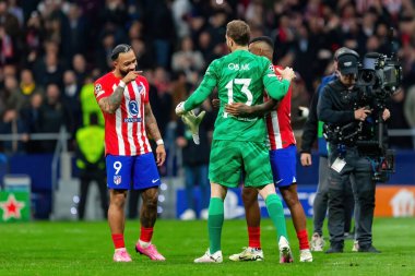 Madrid, İspanya - 13 Mart 2024: Atletico Madrid Şampiyonlar Ligi çeyrek finaline yükseldi. Atletico de Madrid oyuncularının kutlaması. Diego Pablo Simeone zaferi kutluyor.