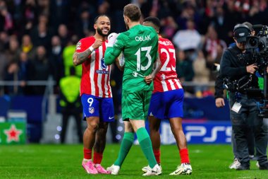 Madrid, İspanya - 13 Mart 2024: Atletico Madrid Şampiyonlar Ligi çeyrek finaline yükseldi. Atletico de Madrid oyuncularının kutlaması. Diego Pablo Simeone zaferi kutluyor.