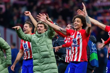 Madrid, İspanya - 13 Mart 2024: Atletico Madrid Şampiyonlar Ligi çeyrek finaline yükseldi. Atletico de Madrid oyuncularının kutlaması. Diego Pablo Simeone zaferi kutluyor.