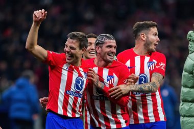 Madrid, İspanya - 13 Mart 2024: Atletico Madrid Şampiyonlar Ligi çeyrek finaline yükseldi. Atletico de Madrid oyuncularının kutlaması. Diego Pablo Simeone zaferi kutluyor.