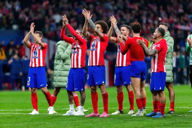 Madrid, İspanya - 13 Mart 2024: Atletico Madrid Şampiyonlar Ligi çeyrek finaline yükseldi. Atletico de Madrid oyuncularının kutlaması. Diego Pablo Simeone zaferi kutluyor.
