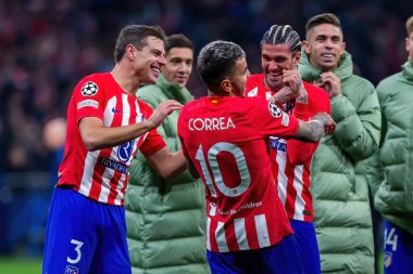 Madrid, İspanya - 13 Mart 2024: Atletico Madrid Şampiyonlar Ligi çeyrek finaline yükseldi. Atletico de Madrid oyuncularının kutlaması. Diego Pablo Simeone zaferi kutluyor.