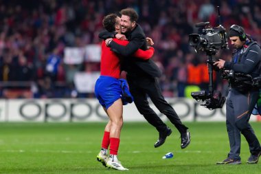 Madrid, İspanya - 13 Mart 2024: Atletico Madrid Şampiyonlar Ligi çeyrek finaline yükseldi. Atletico de Madrid oyuncularının kutlaması. Diego Pablo Simeone zaferi kutluyor.