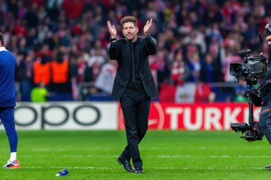 Madrid, İspanya - 13 Mart 2024: Atletico Madrid Şampiyonlar Ligi çeyrek finaline yükseldi. Atletico de Madrid oyuncularının kutlaması. Diego Pablo Simeone zaferi kutluyor.