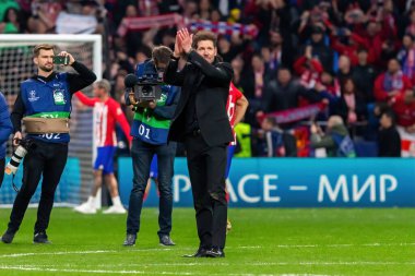 Madrid, İspanya - 13 Mart 2024: Atletico Madrid Şampiyonlar Ligi çeyrek finaline yükseldi. Atletico de Madrid oyuncularının kutlaması. Diego Pablo Simeone zaferi kutluyor.