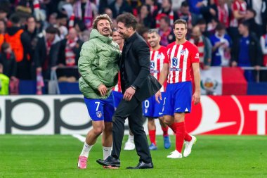 Madrid, İspanya - 13 Mart 2024: Atletico Madrid Şampiyonlar Ligi çeyrek finaline yükseldi. Atletico de Madrid oyuncularının kutlaması. Diego Pablo Simeone zaferi kutluyor.