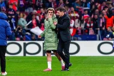 Madrid, İspanya - 13 Mart 2024: Atletico Madrid Şampiyonlar Ligi çeyrek finaline yükseldi. Atletico de Madrid oyuncularının kutlaması. Diego Pablo Simeone zaferi kutluyor.
