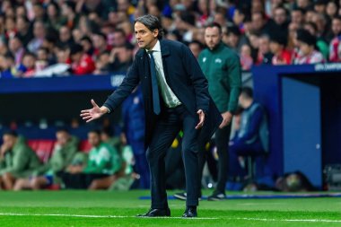 Madrid, İspanya... 13 Mart 2024 Atletico Madrid ve Inter Milan arasında oynanan 16 rauntluk maç. Simone Inzaghi maç sırasında takımını yönetir. İtalyan koç..
