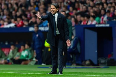 Madrid, İspanya... 13 Mart 2024 Atletico Madrid ve Inter Milan arasında oynanan 16 rauntluk maç. Simone Inzaghi maç sırasında takımını yönetir. İtalyan koç..