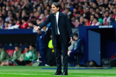 Madrid, İspanya... 13 Mart 2024 Atletico Madrid ve Inter Milan arasında oynanan 16 rauntluk maç. Simone Inzaghi maç sırasında takımını yönetir. İtalyan koç..