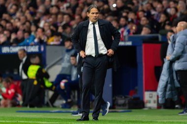 Madrid, İspanya... 13 Mart 2024 Atletico Madrid ve Inter Milan arasında oynanan 16 rauntluk maç. Simone Inzaghi maç sırasında takımını yönetir. İtalyan koç..