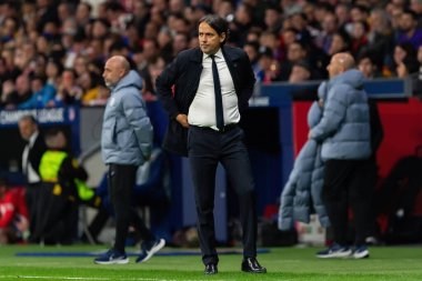 Madrid, İspanya... 13 Mart 2024 Atletico Madrid ve Inter Milan arasında oynanan 16 rauntluk maç. Simone Inzaghi maç sırasında takımını yönetir. İtalyan koç..
