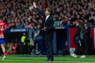 Madrid, İspanya... 13 Mart 2024 Atletico Madrid ve Inter Milan arasında oynanan 16 rauntluk maç. Simone Inzaghi maç sırasında takımını yönetir. İtalyan koç..