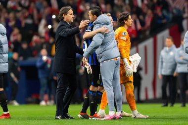 Madrid, İspanya... 13 Mart 2024 Atletico Madrid ve Inter Milan arasında oynanan 16 rauntluk maç. Simone Inzaghi maç sırasında takımını yönetir. İtalyan koç..