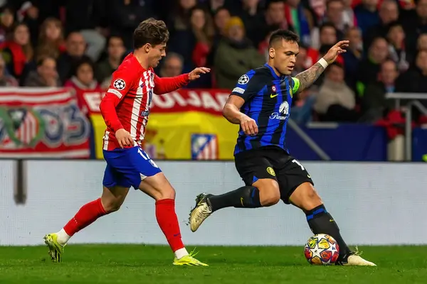 Madrid, İspanya... 13 Mart 2024 Atletico Madrid ve Inter Milan arasında oynanan 16 rauntluk maç. Top Lautaro Martinez 'de. Arjantinli oyuncu. .
