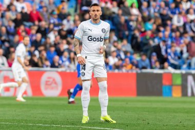 Madrid, İspanya - 16 Mart 2024: Getafe FC ile Girona FC arasında oynanan lig maçı Madrid 'de oynandı. Aleix Garcia topu aldı. Profesyonel lig. Futbolcular.
