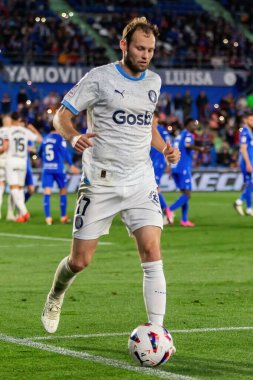 Madrid, İspanya - 16 Mart 2024: Getafe FC ile Girona FC arasında oynanan lig maçı Madrid 'de oynandı. Top Daley Blind 'de. Profesyonel lig. Futbolcular.