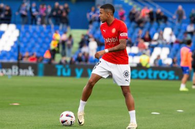 Madrid, İspanya - 16 Mart 2024: Getafe FC ile Girona FC arasında oynanan lig maçı Madrid 'de oynandı. Top Savio Moreira 'da. Profesyonel lig. Futbolcular.